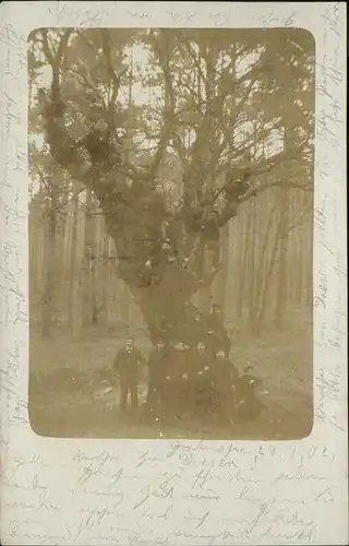 Oranienburg Gruppenfoto Maenner auf und unter einem Baum Kat. Oranienburg