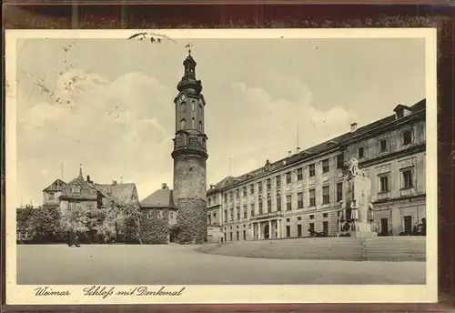 Weimar Thueringen Schloss mit Denkmla / Weimar /Weimar Stadtkreis