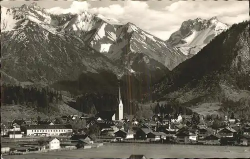 Oberstdorf Ortsansicht mit Kirche mit Krottenspitzen Fuerschiesser und Kratzer Allgaeuer Alpen Kat. Oberstdorf