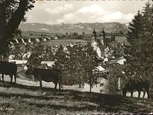 Lindenberg Allgaeu Panorama mit Alpenblick Kirche Kuh Hoehenluftkurort Kat. Lindenberg i.Allgaeu