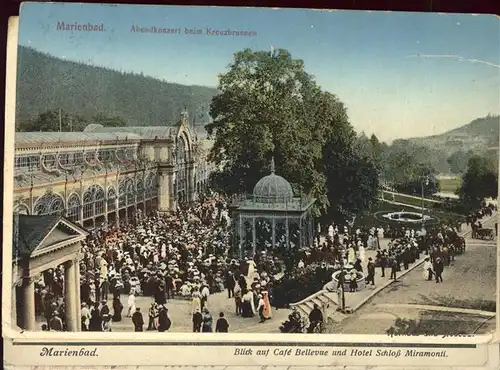 Marienbad Tschechien Abendkonzert bei den Kreuzbrunnen Kolonnaden Blick auf Cafe Bellevue und Hotel Schloss Miramonti Boehmen Kat. Marianske Lazne