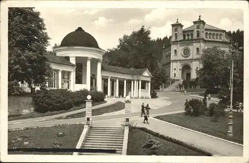 Marienbad Tschechien Ferdinandsbrunnen mit Katholischen Kirche Boehmen Kat. Marianske Lazne