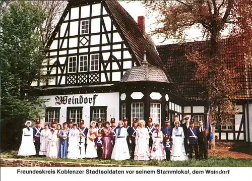 Koblenz Freundeskreis Stadtsoldaten vor Stammlokal Weindorf Fachwerk Kat. Koblenz