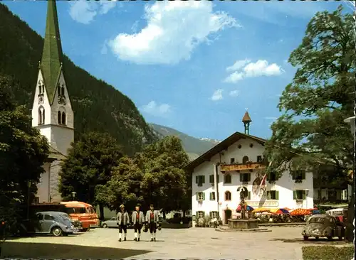 Mayrhofen Zillertal Dorfplatz Maenner in Tracht Autos Bus Kat. Mayrhofen