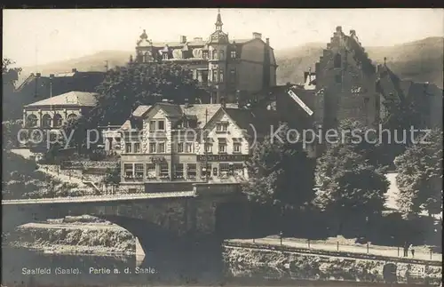 Saalfeld Saale Partie an der Saale mit Bruecke Kat. Saalfeld