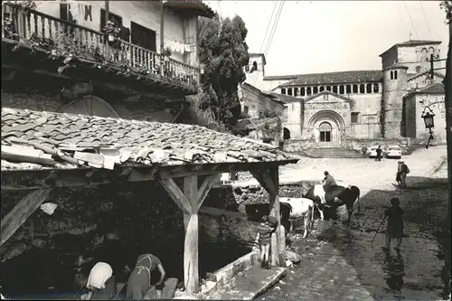 Santillana del Mar Brunnen Viehtraenke Kuh /  /