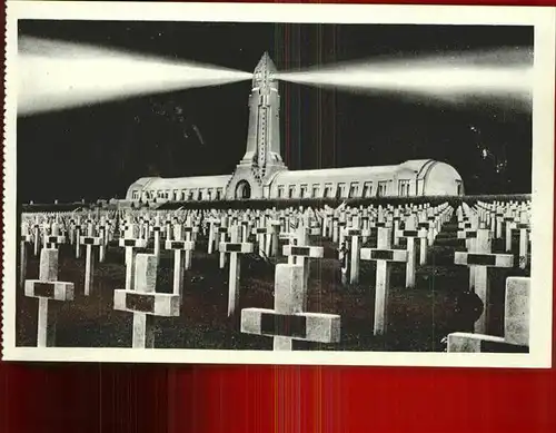 Douaumont Cimetiere National pendant la nuit Ossuaire le Phare Beinhaus Leuchtturm Soldatenfriedhof Kat. Douaumont