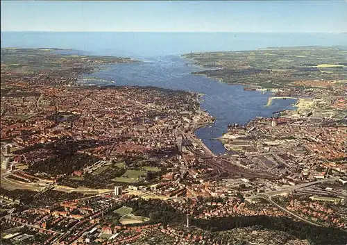 Kiel Stadt der olympischen Segelwettbewerbe Foerde mit Blick auf Ostsee Fliegeraufnahme Kat. Kiel