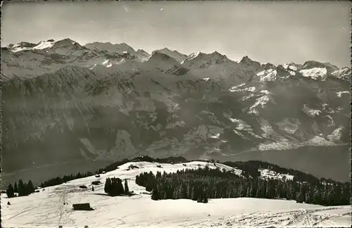 Beatenberg Panorama mit Amisbuehl Bluemlislap Dreispitz Thunersee Wintersportplatz Kat. Beatenberg