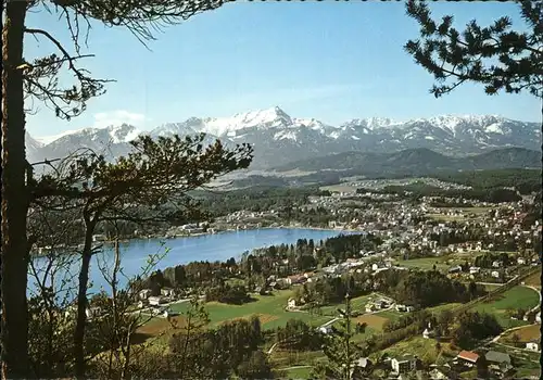 Velden Woerthersee Blick von der Aussicht auf die Bucht Mittagskogel Julische Alpen /  /