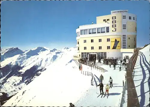 Davos GR Berghotel Jakobshorn Blick gegen Amselfluh und Koerbshorn Alpenpanorama Wintersportplatz Skifahrer Kat. Davos