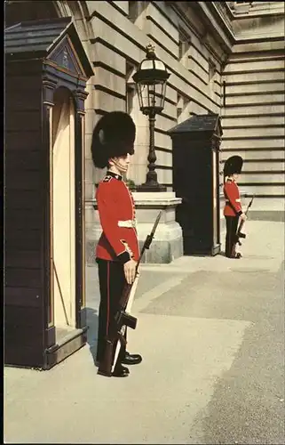 London Irish Guards on Sentry Duty Buckingham Palace Kat. City of London