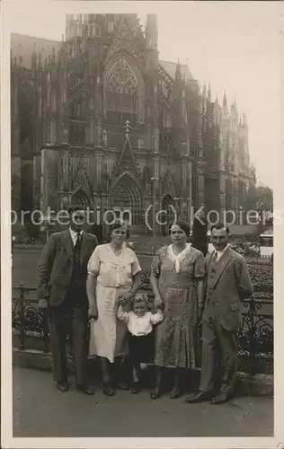 Koeln Rhein Familienfoto vor dem Koelner Dom Kat. Koeln