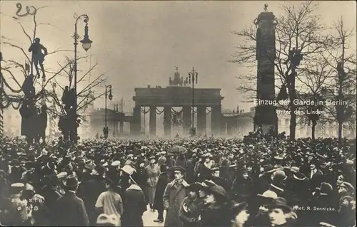 Brandenburgertor Gardeeinzug Berlin Unter den Linden Kat. Gebude und Architektur