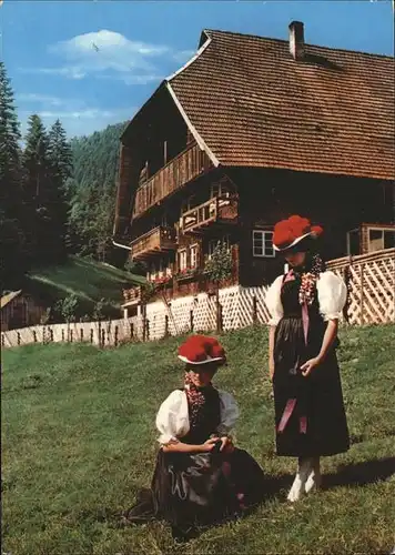 Schwarzwald Trachtenmaedchen vor einem Schwarzwaldhaus Kat. Regionales