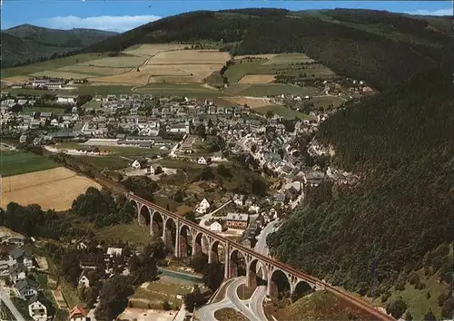 Willingen Sauerland Ortsansicht mit Eisenbahn Viadukt Fliegeraufnahme / Willingen (Upland) /Waldeck-Frankenberg LKR