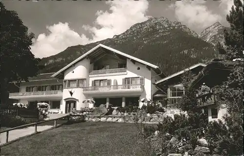 Garmisch Partenkirchen Berggasthof Almhuette mit Kramer Kat. Garmisch Partenkirchen