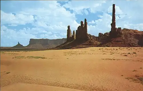 Monument Valley Totem Pole and Yei Bichai dancers Kat. Monument Valley