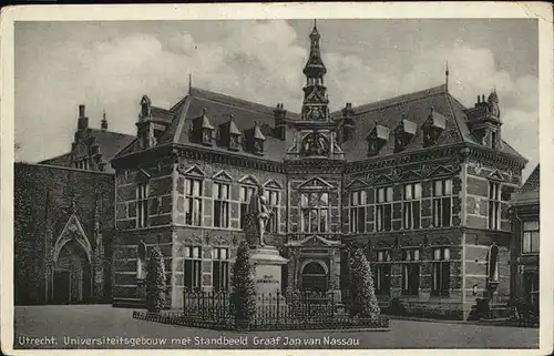 Utrecht Universiteitsgebouw met Standbeeld Graaf Jan van Nassau Kat. Utrecht