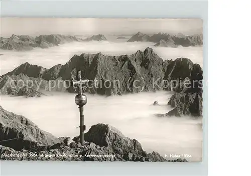Zugspitze Gipfelkreuz Panorama gegen Dreitorspitze und Karwendelgebirge Kat. Garmisch Partenkirchen