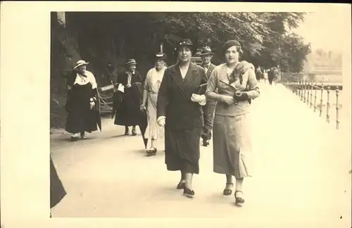 Karlsbad Eger Boehmen Gruppenfoto beim Spaziergang Kat. Karlovy Vary