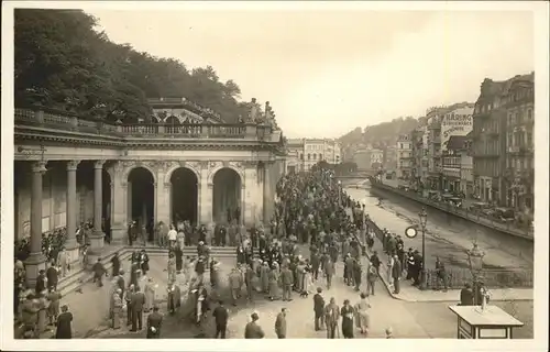 Karlsbad Eger Boehmen Muehlbrunn Kolonnade waehrend der Trinkzeit Kat. Karlovy Vary