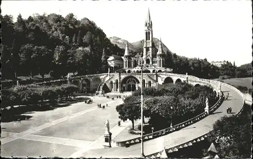 Lourdes Hautes Pyrenees La Basilique et l'Esplanade / Lourdes /Arrond. d Argeles-Gazost