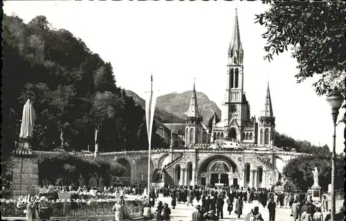 Lourdes Hautes Pyrenees La Basilique et la Vierge Couronnee / Lourdes /Arrond. d Argeles-Gazost