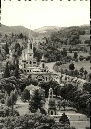 Lourdes Hautes Pyrenees La Basilique et la Gave Monument Interallie / Lourdes /Arrond. d Argeles-Gazost