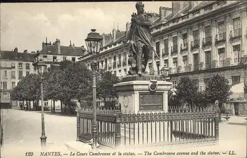 Nantes Loire Atlantique Le Cours Cambronne et la statue / Nantes /Arrond. de Nantes