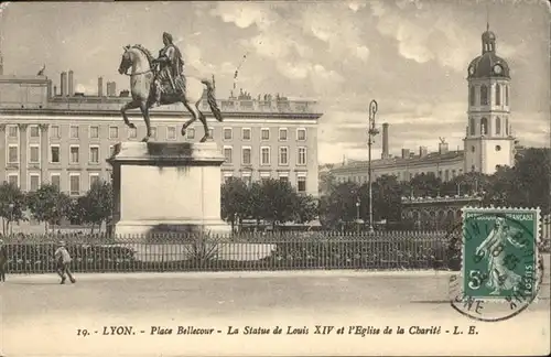 Lyon Place Bellecour Statue de LouisEglise 