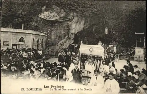 Lourdes Hautes Pyrenees Lourdes Le Saint Sacrement a la Grotte x / Lourdes /Arrond. d Argeles-Gazost