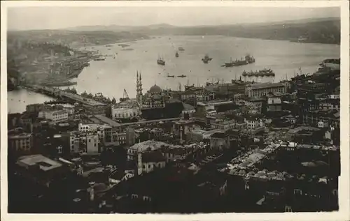 Istanbul Constantinopel Blick ueber die Stadt Bruecke Schiffe Bosporus / Istanbul /