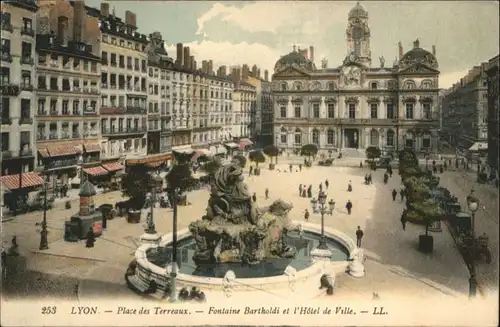 Lyon Place des Terreaux Fontaine Bartholdi Hotel de Ville *