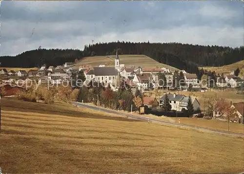 Schoenwald Schwarzwald Panorama mit Pfarrkirche Kat. Schoenwald im Schwarzwald