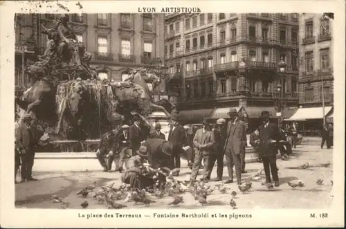 Lyon Place Terreaux Fontaine Bartholdi Pigeons  x