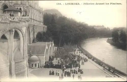 Lourdes Pelerins Devant Piscines x