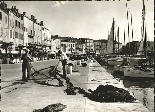 Saint-Tropez Var Port
Pecheurs remaillant les filets / Saint-Tropez /Arrond. de Draguignan