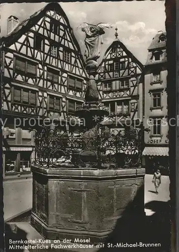 Bernkastel Kues Mittelalterliche Fachwerkhaeuser mit St Michael Brunnen Kat. Bernkastel Kues
