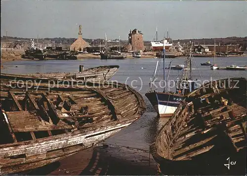 Camaret sur Mer Les carcasses au faud du port Kat. Camaret sur Mer