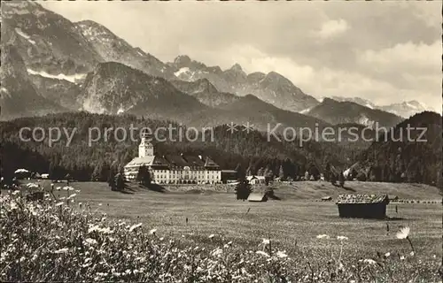 Klais Schloss Elmau mit Dreitorspitze Wettersteingebirge Fruehling Kat. Kruen