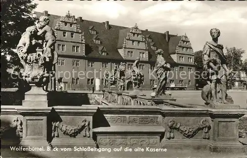 Wolfenbuettel Blick vom Schlosseingang auf die alte Kaserne Statuen Kat. Wolfenbuettel
