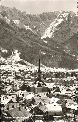 Garmisch Partenkirchen Ortsansicht mit Zugspitze Waxensteine und Hoellentalferner Wettersteingebirge Kat. Garmisch Partenkirchen