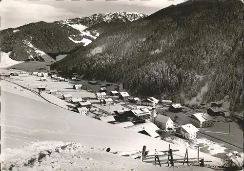 Gerlos Gesamtansicht gegen Schoenbichl Zillertal Wintersportplatz Kat. Gerlos