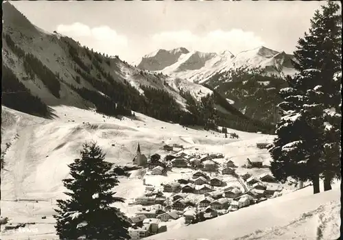 Berwang Tirol Gesamtansicht Wintersportplatz mit Knittelkarspitze Steinkarspitze Galtjoch Lechtaler Alpen Kat. Berwang