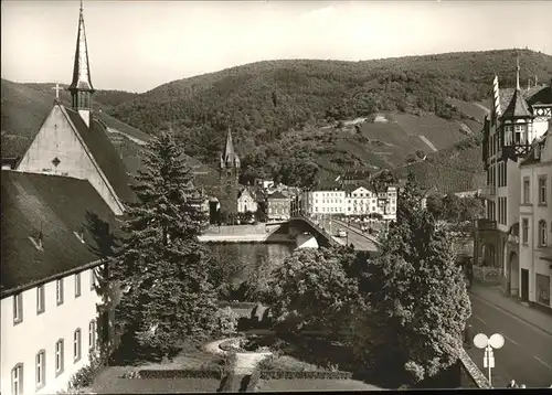 Bernkastel Kues Blick vom St. Nikolaus Hospital Cusanusstift zur Moselbruecke Kat. Bernkastel Kues