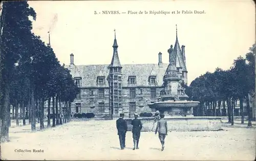 ca14370 Nevers Nievre Place Republique Palais Ducal Kategorie. Nevers Alte Ansichtskarten