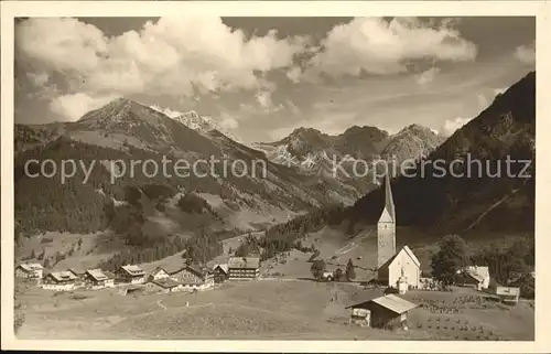 Mittelberg Vorarlberg Ortsansicht mit Kirche Schafalpenkoepfe und Hammerspitze Allgaeuer Alpen Kat. Mittelberg