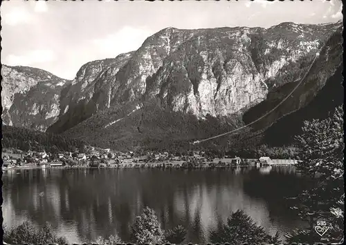 Obertraun am Hallstaettersee Dachstein Seilbahn Ausgangspunkt fuer Riesen Eishoehlen Kat. Obertraun