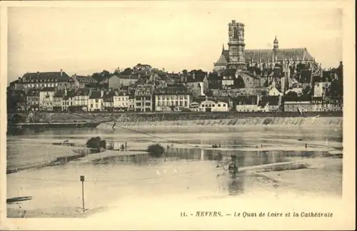 ws72028 Nevers Nievre Nevers le Quai de Loire la Cathedrale * Kategorie. Nevers Alte Ansichtskarten
